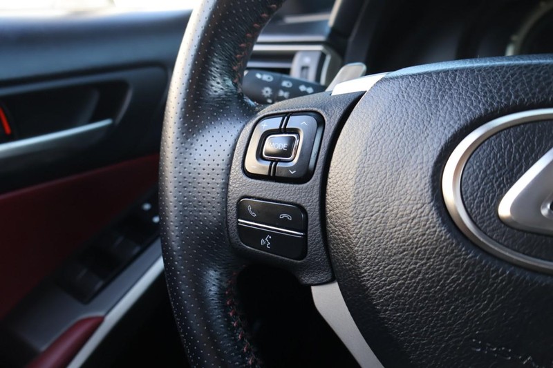 Lexus IS 300 Vehicle Full-screen Gallery Image 30