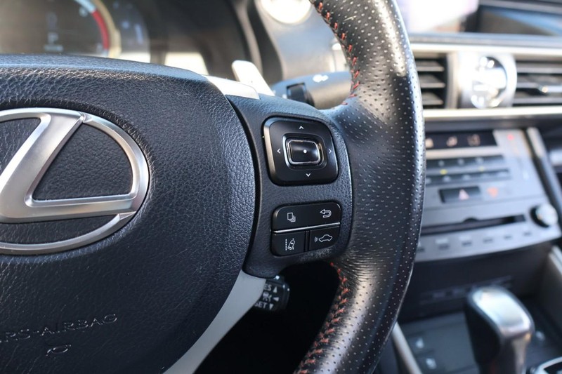 Lexus IS 300 Vehicle Full-screen Gallery Image 31