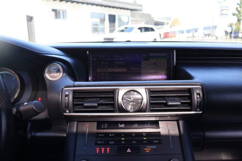 Lexus IS 300 Vehicle Full-screen Gallery Image 32