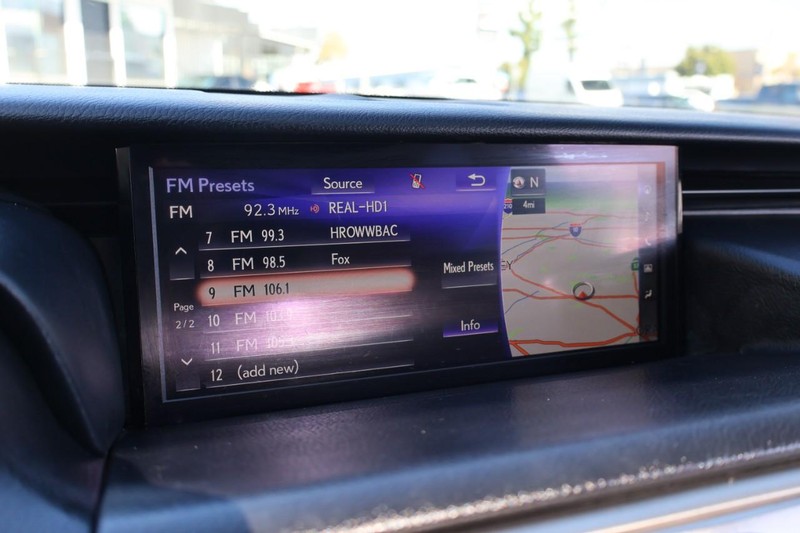 Lexus IS 300 Vehicle Full-screen Gallery Image 33