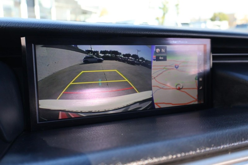 Lexus IS 300 Vehicle Full-screen Gallery Image 34