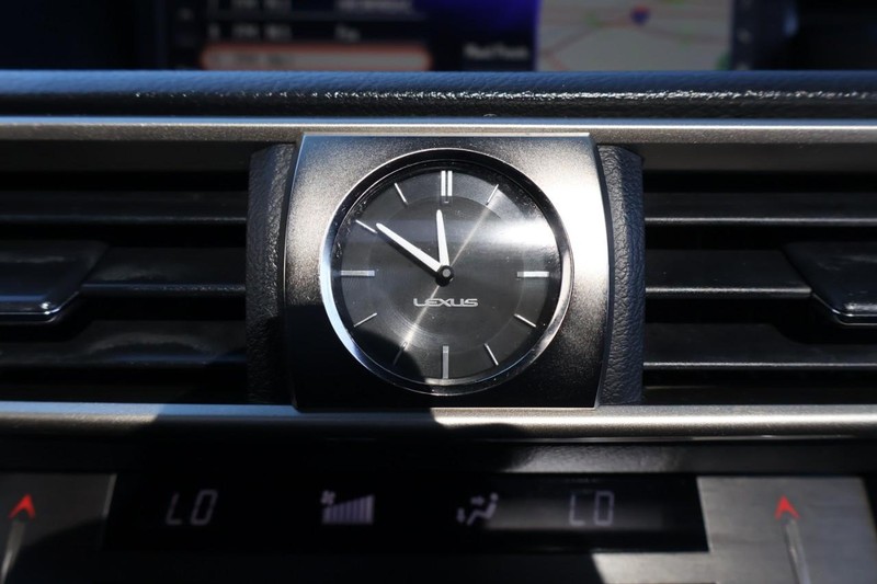 Lexus IS 300 Vehicle Full-screen Gallery Image 35