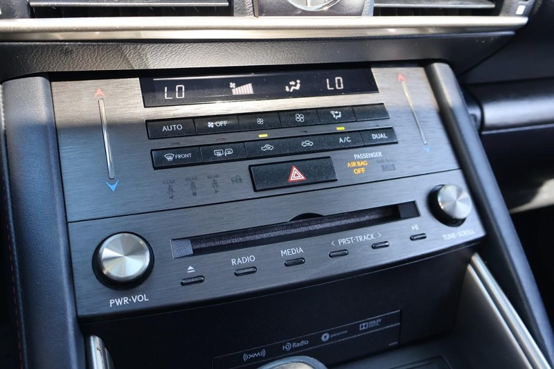 Lexus IS 300 Vehicle Full-screen Gallery Image 36