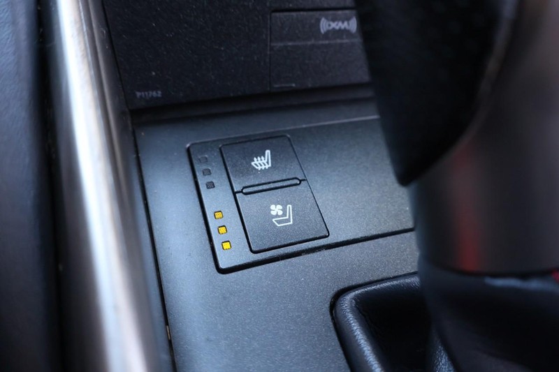 Lexus IS 300 Vehicle Full-screen Gallery Image 37