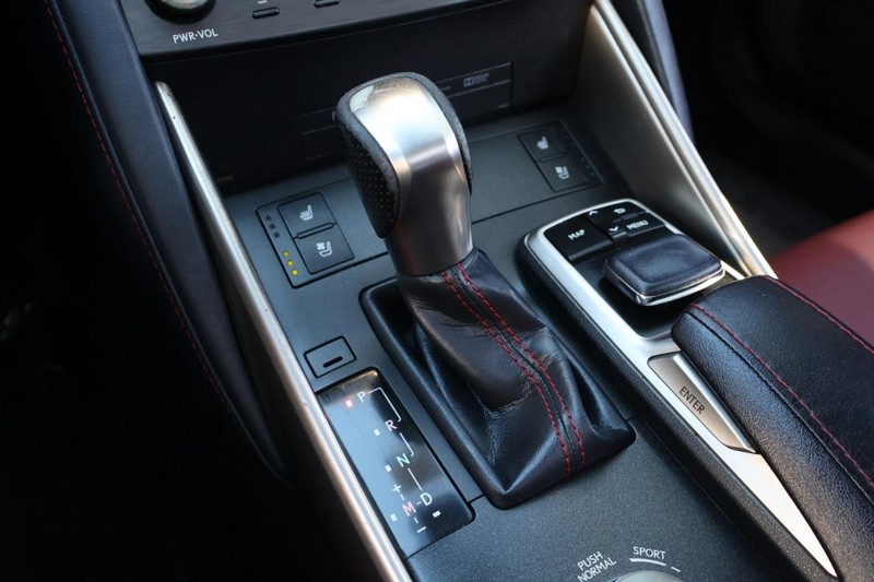 Lexus IS 300 Vehicle Full-screen Gallery Image 38