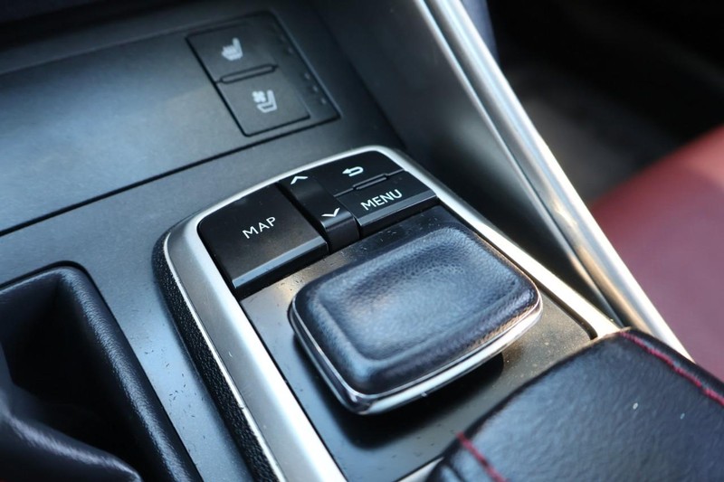 Lexus IS 300 Vehicle Full-screen Gallery Image 39