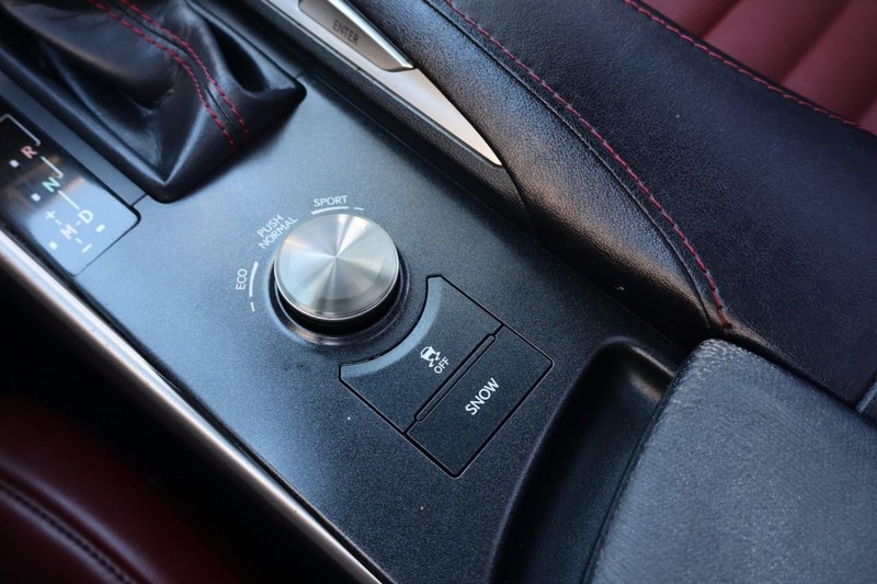 Lexus IS 300 Vehicle Full-screen Gallery Image 40