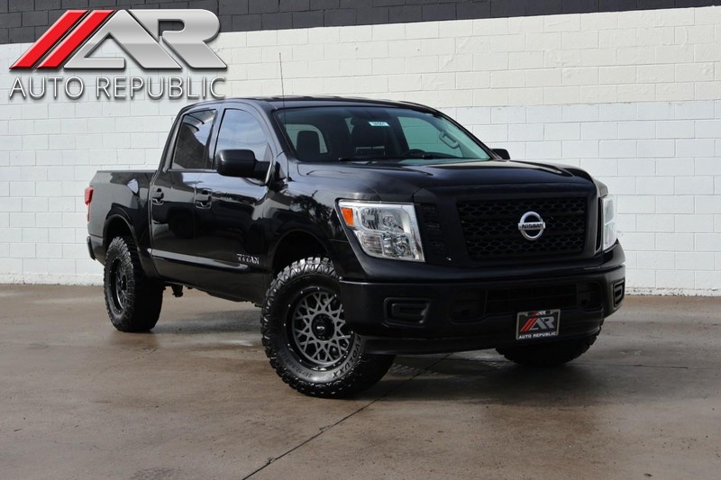 Nissan Titan Vehicle Full-screen Gallery Image 01