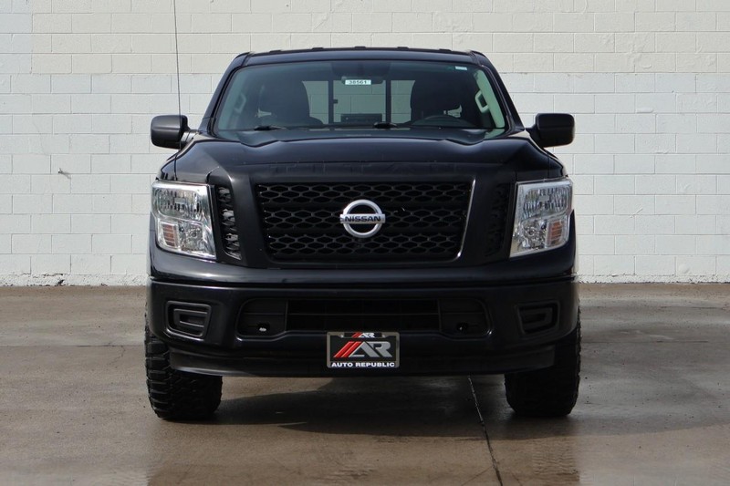 Nissan Titan Vehicle Full-screen Gallery Image 02