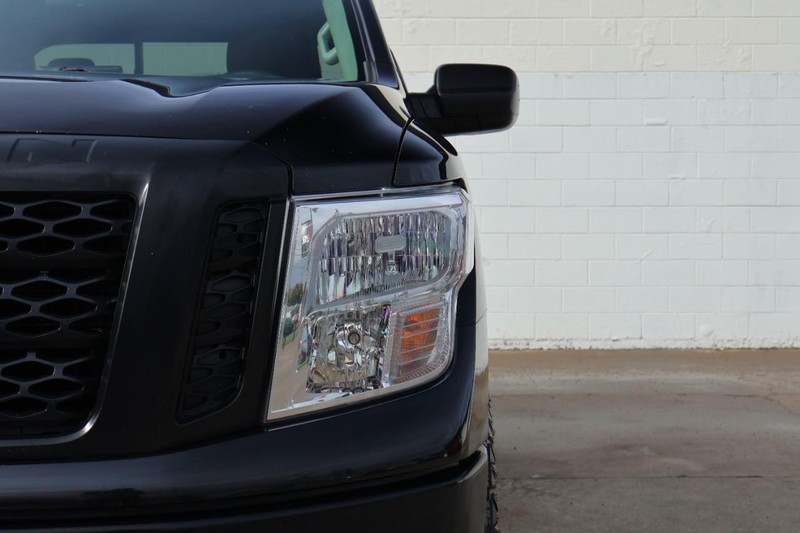 Nissan Titan Vehicle Full-screen Gallery Image 03