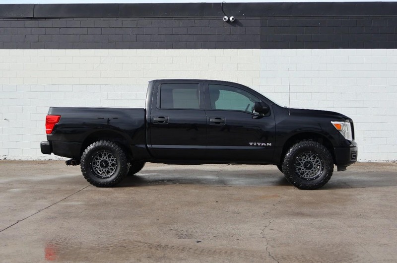 Nissan Titan Vehicle Full-screen Gallery Image 04