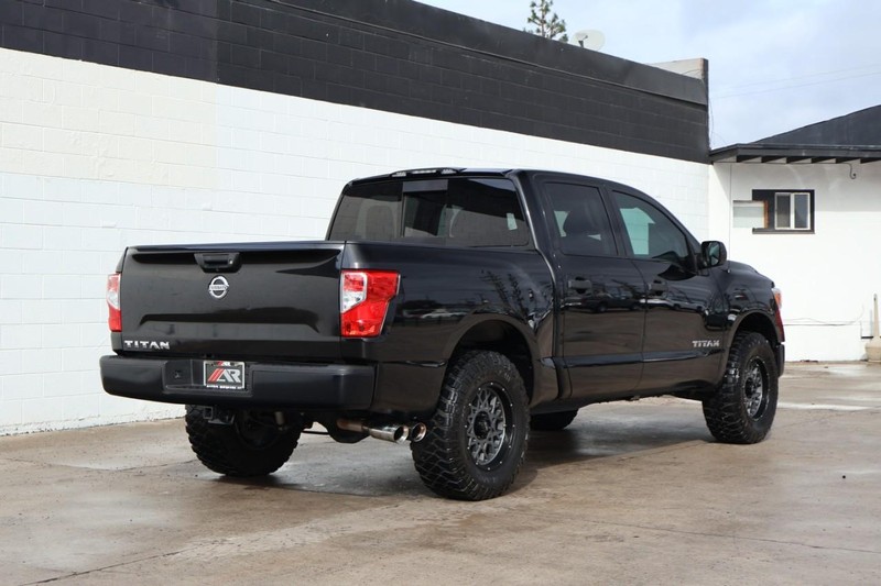 Nissan Titan Vehicle Full-screen Gallery Image 05