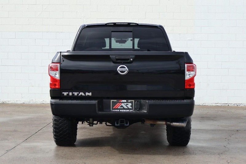 Nissan Titan Vehicle Full-screen Gallery Image 06