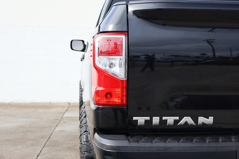 Nissan Titan Vehicle Full-screen Gallery Image 07