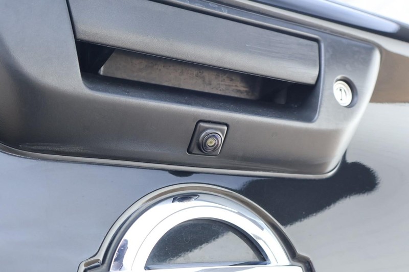 Nissan Titan Vehicle Full-screen Gallery Image 08