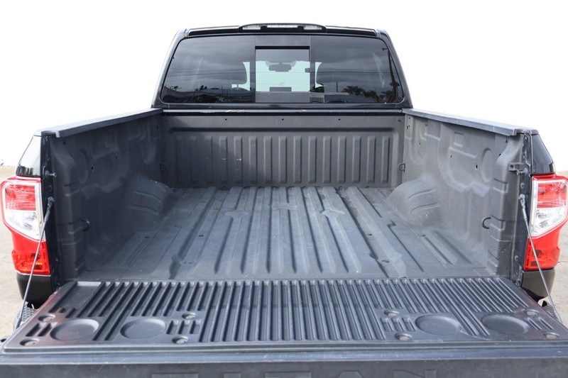 Nissan Titan Vehicle Full-screen Gallery Image 09