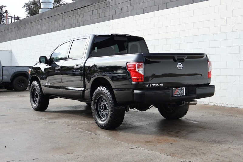 Nissan Titan Vehicle Full-screen Gallery Image 10