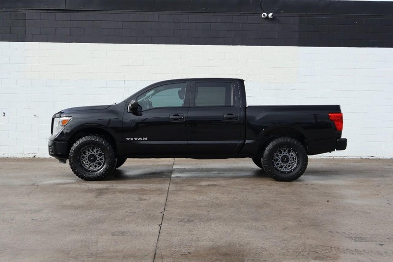 Nissan Titan Vehicle Full-screen Gallery Image 11