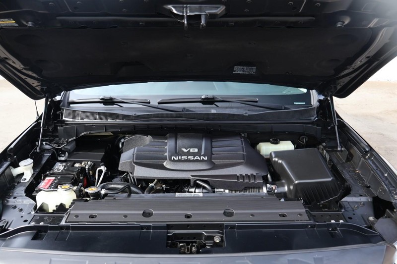 Nissan Titan Vehicle Full-screen Gallery Image 13