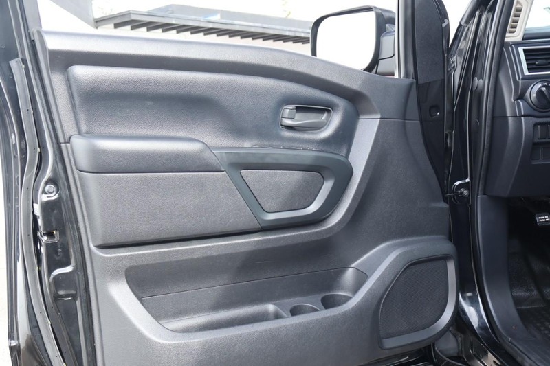 Nissan Titan Vehicle Full-screen Gallery Image 15