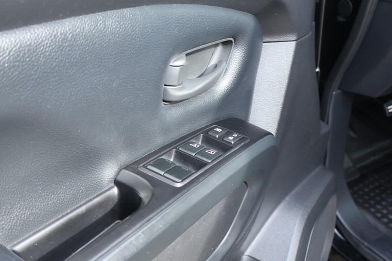 Nissan Titan Vehicle Full-screen Gallery Image 16