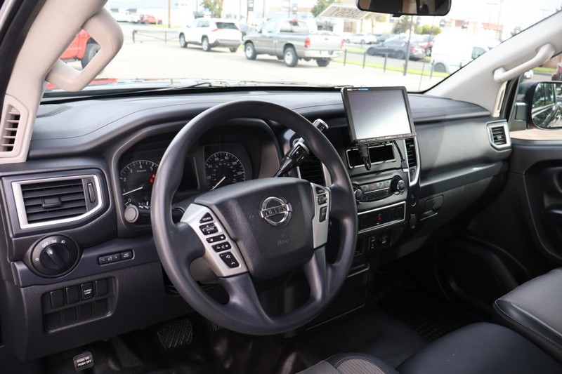 Nissan Titan Vehicle Full-screen Gallery Image 17