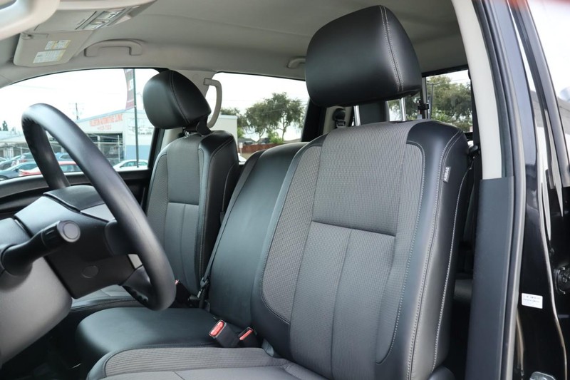 Nissan Titan Vehicle Full-screen Gallery Image 19