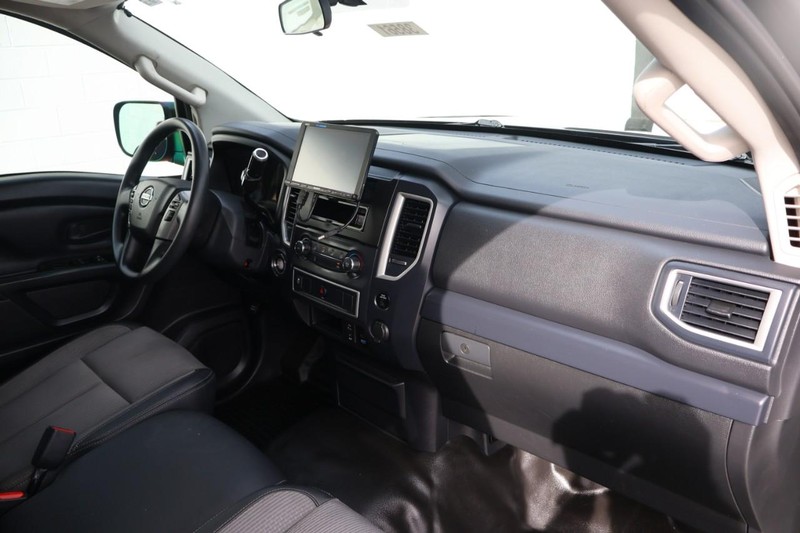 Nissan Titan Vehicle Full-screen Gallery Image 21