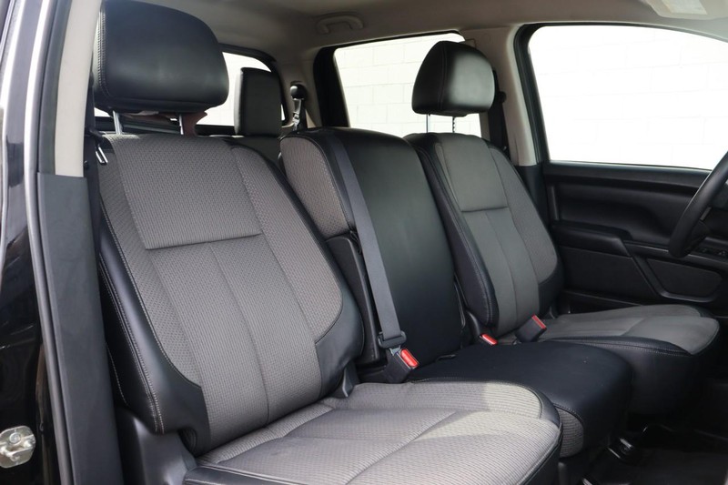 Nissan Titan Vehicle Full-screen Gallery Image 22