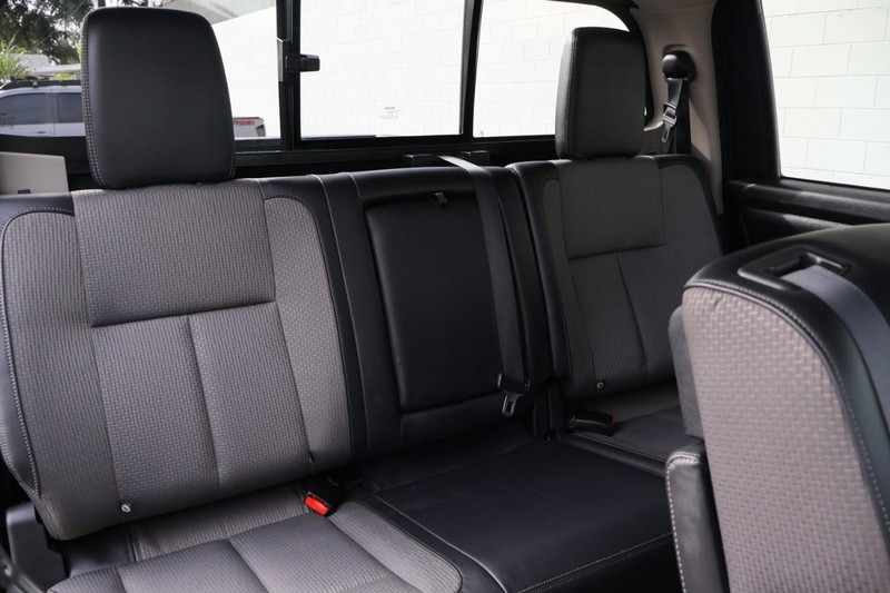 Nissan Titan Vehicle Full-screen Gallery Image 23