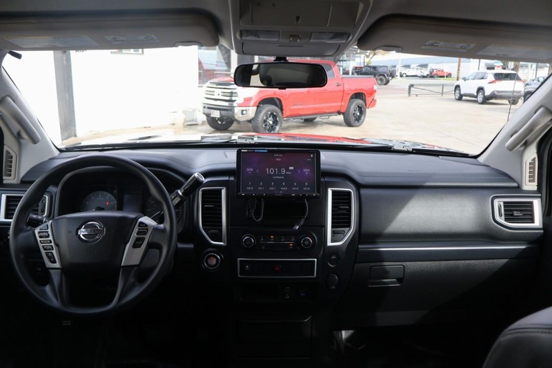 Nissan Titan Vehicle Full-screen Gallery Image 24