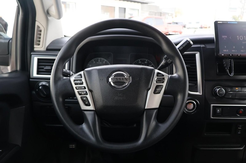 Nissan Titan Vehicle Full-screen Gallery Image 26