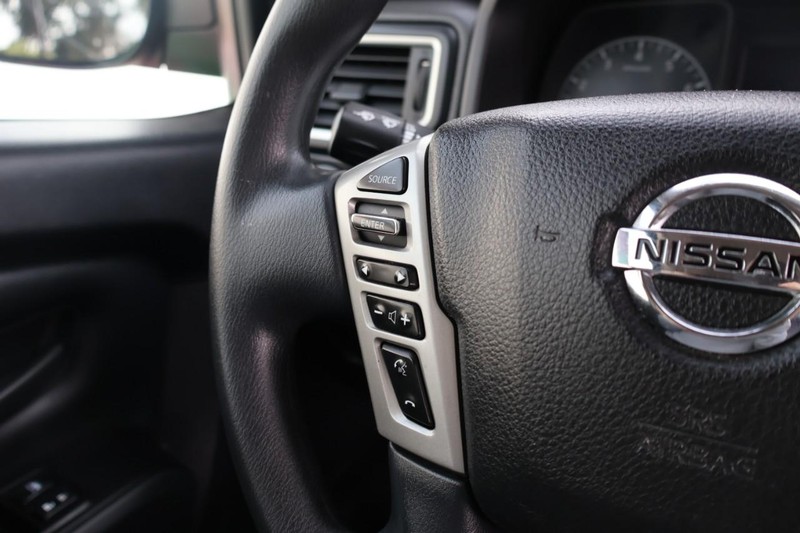 Nissan Titan Vehicle Full-screen Gallery Image 27
