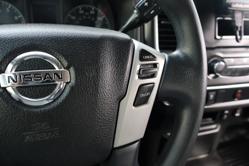 Nissan Titan Vehicle Full-screen Gallery Image 28
