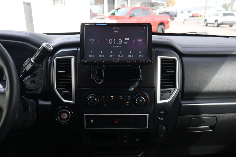 Nissan Titan Vehicle Full-screen Gallery Image 30