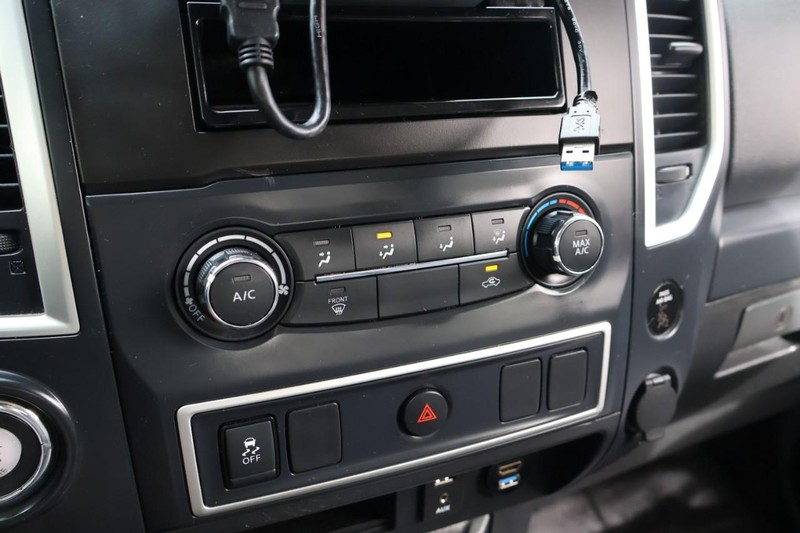 Nissan Titan Vehicle Full-screen Gallery Image 33