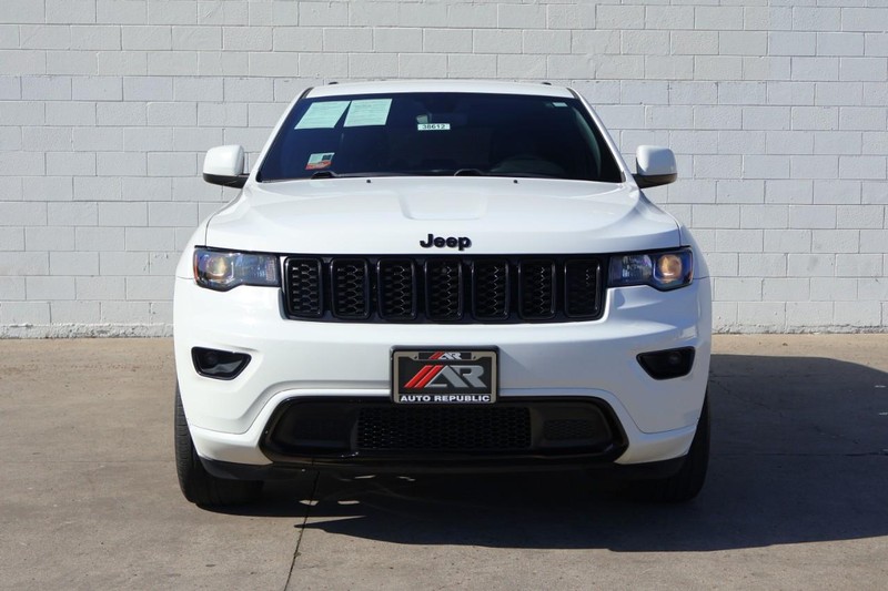 Jeep Grand Cherokee Vehicle Full-screen Gallery Image 02