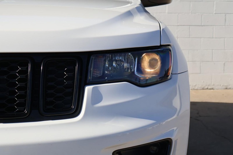 Jeep Grand Cherokee Vehicle Full-screen Gallery Image 03