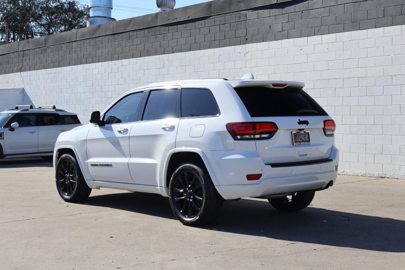 Jeep Grand Cherokee Vehicle Full-screen Gallery Image 11