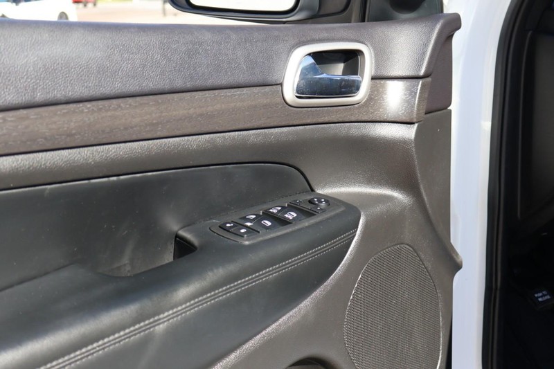 Jeep Grand Cherokee Vehicle Full-screen Gallery Image 17