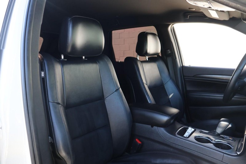 Jeep Grand Cherokee Vehicle Full-screen Gallery Image 23