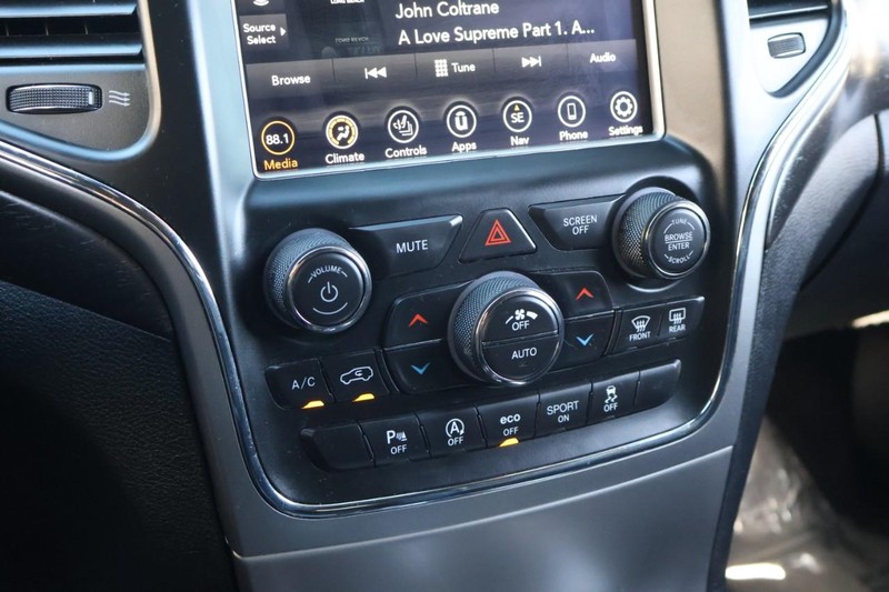 Jeep Grand Cherokee Vehicle Full-screen Gallery Image 34