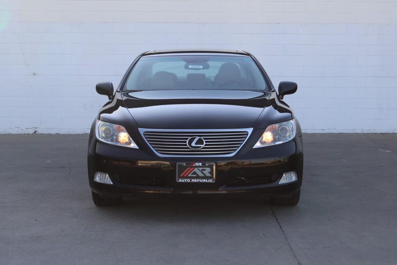 Lexus LS 460 Vehicle Full-screen Gallery Image 02