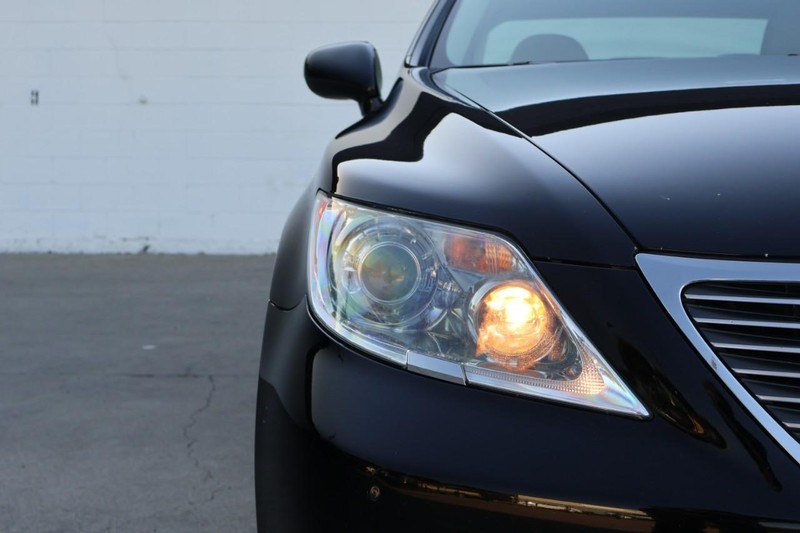 Lexus LS 460 Vehicle Full-screen Gallery Image 03