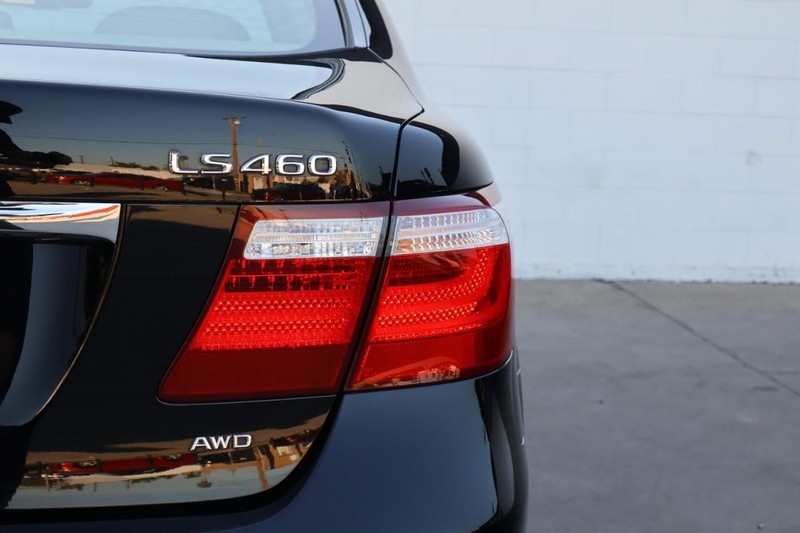 Lexus LS 460 Vehicle Full-screen Gallery Image 07