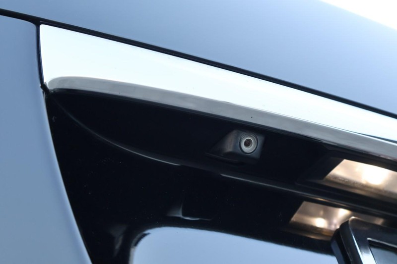 Lexus LS 460 Vehicle Full-screen Gallery Image 08