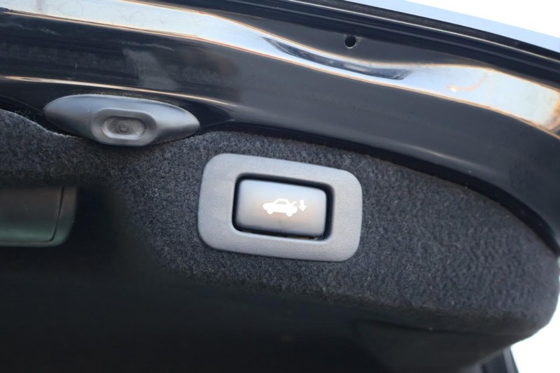 Lexus LS 460 Vehicle Full-screen Gallery Image 11