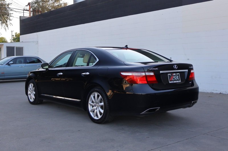 Lexus LS 460 Vehicle Full-screen Gallery Image 12