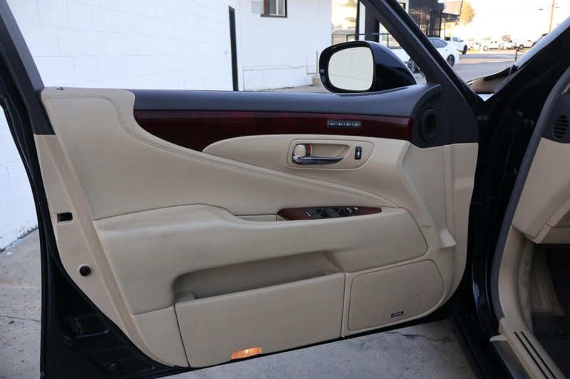 Lexus LS 460 Vehicle Full-screen Gallery Image 17