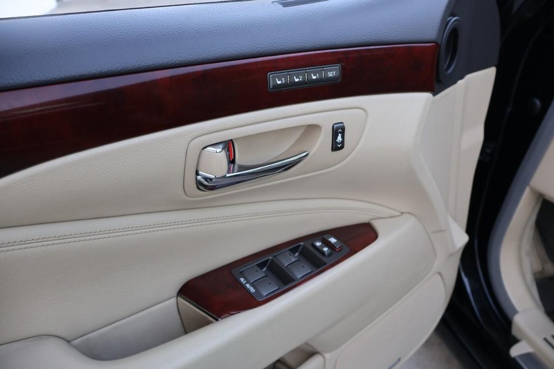 Lexus LS 460 Vehicle Full-screen Gallery Image 18